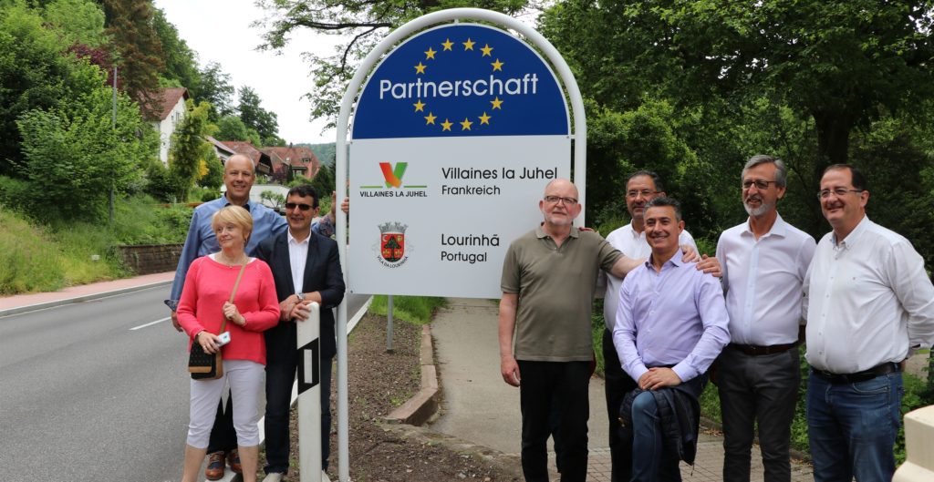 Schild der Partnerschaft mit Villaines la Juhel und Lourinhã und einigen Bürgern