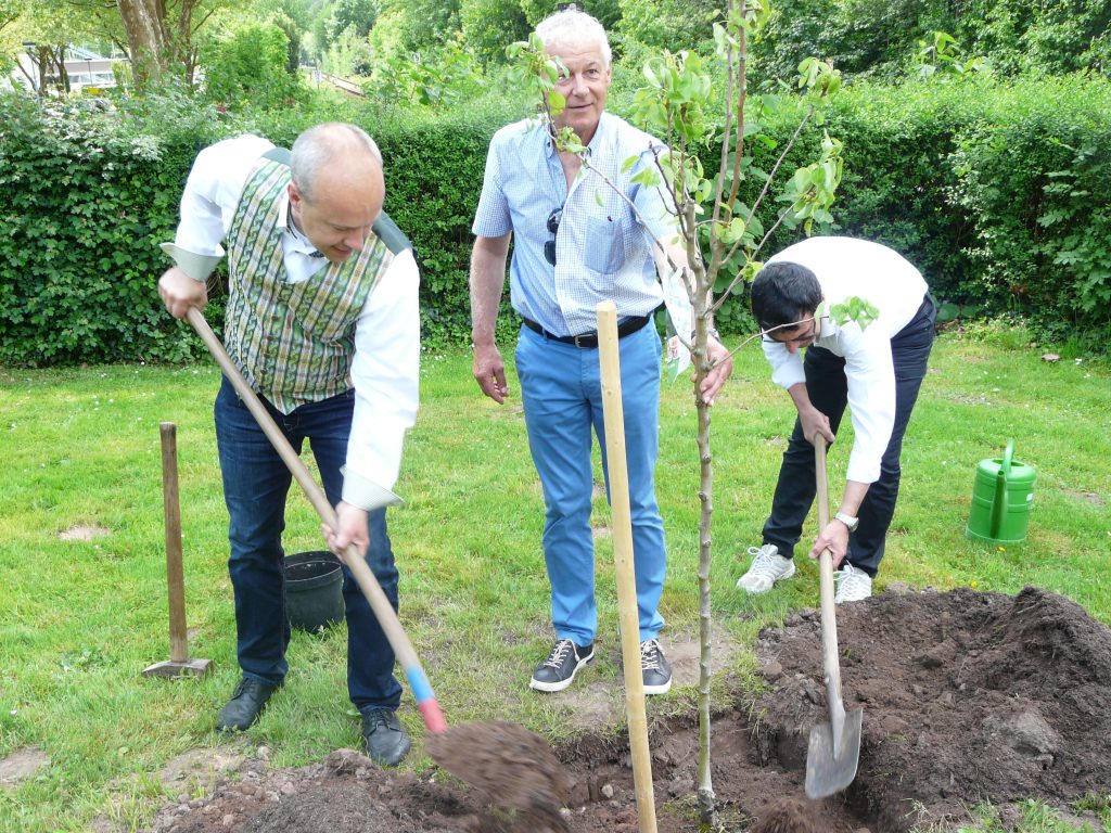 25 Jahre Partnerschaft 
Dietmar Fischer beim Baumpflanzen
