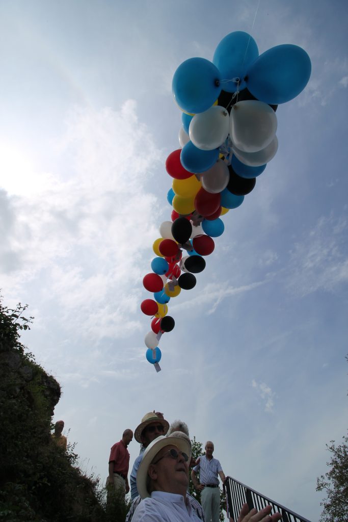 Jubiläumsfeier 25 Jahre Partnerschaft in Villaines la Juhel
fliegende Luftballonkette