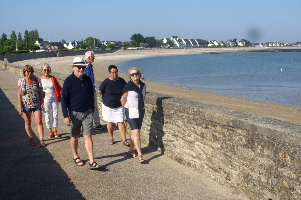 Deutsch - Französische Künstlerwoche in Billiers - Bretagne
Gruppe wandert am Strand
