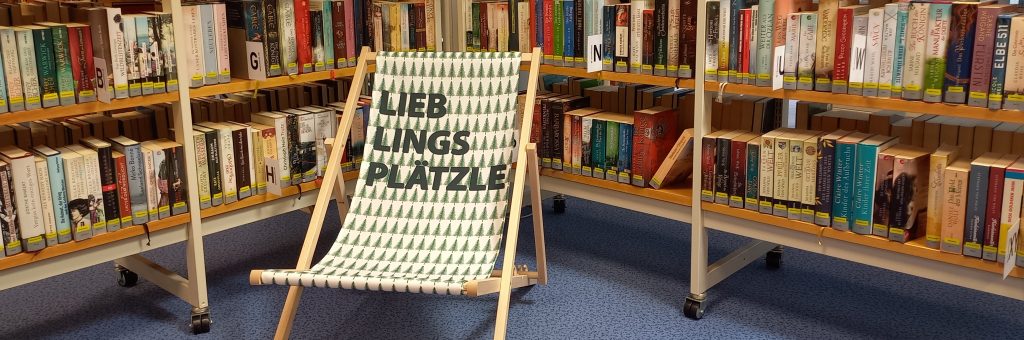 Bild eines Liegestuhls in der Stadtbibliothek mit dem Aufdruck "Lieblingsplätzle"